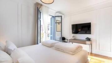 4 slaapkamers, een bureau, een strijkplank/strijkijzer, reisbedje