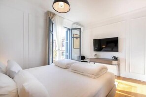 4 bedrooms, desk, iron/ironing board, travel cot