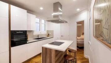 Frigorífico, microondas, horno y lavavajillas