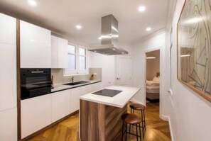 Een koelkast, een magnetron, een oven, een vaatwasser