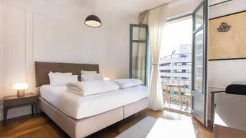 4 dormitorios, escritorio, tabla de planchar con plancha y cuna de viaje