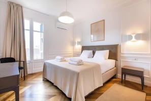 4 bedrooms, desk, iron/ironing board, travel cot - Majestic Apartment in the Heart of Eixample (Capital)