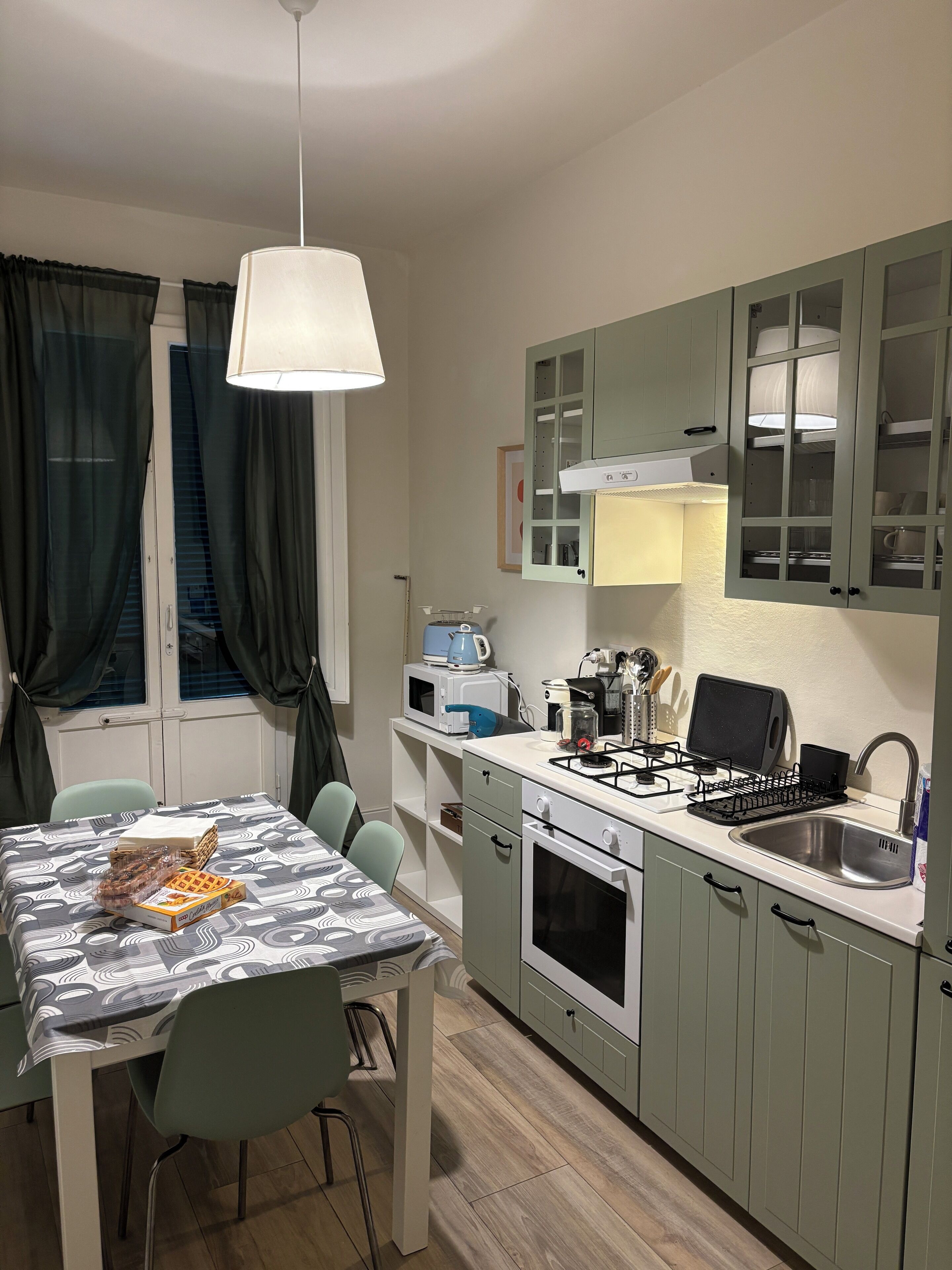 Micro-ondes, four, plaque de cuisson