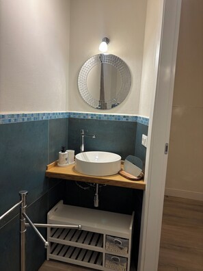 Dusche, Haartrockner, Bidet, Handtücher