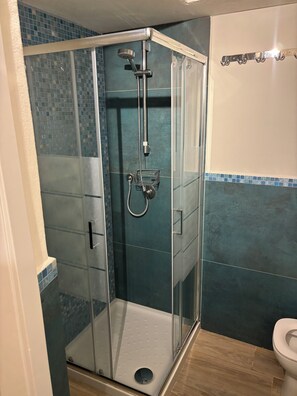 Een douche, een haardroger, een bidet, handdoeken