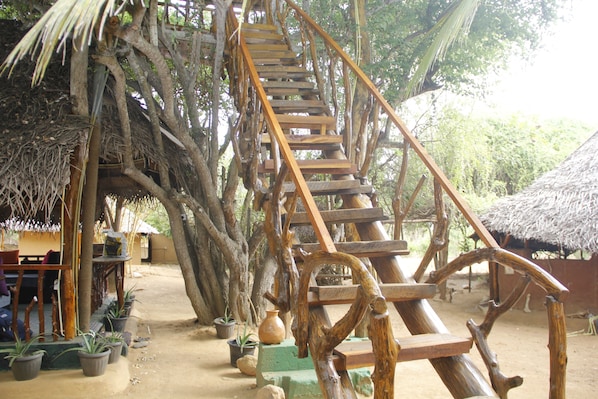 Luxury Tree House, Balcony, Lake View - Thumbaya Resort Yala (Tissamaharama)