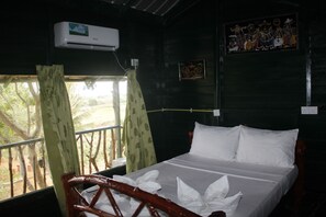 บ้านต้นไม้ลักซ์ชัวรี่, ระเบียง, วิวทะเลสาบ | เตารีด/โต๊ะรีดผ้า, Wi-Fi ฟรี