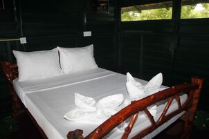 Casa de lujo en un árbol, balcón, vistas al lago | Tabla de planchar con plancha y wifi gratis