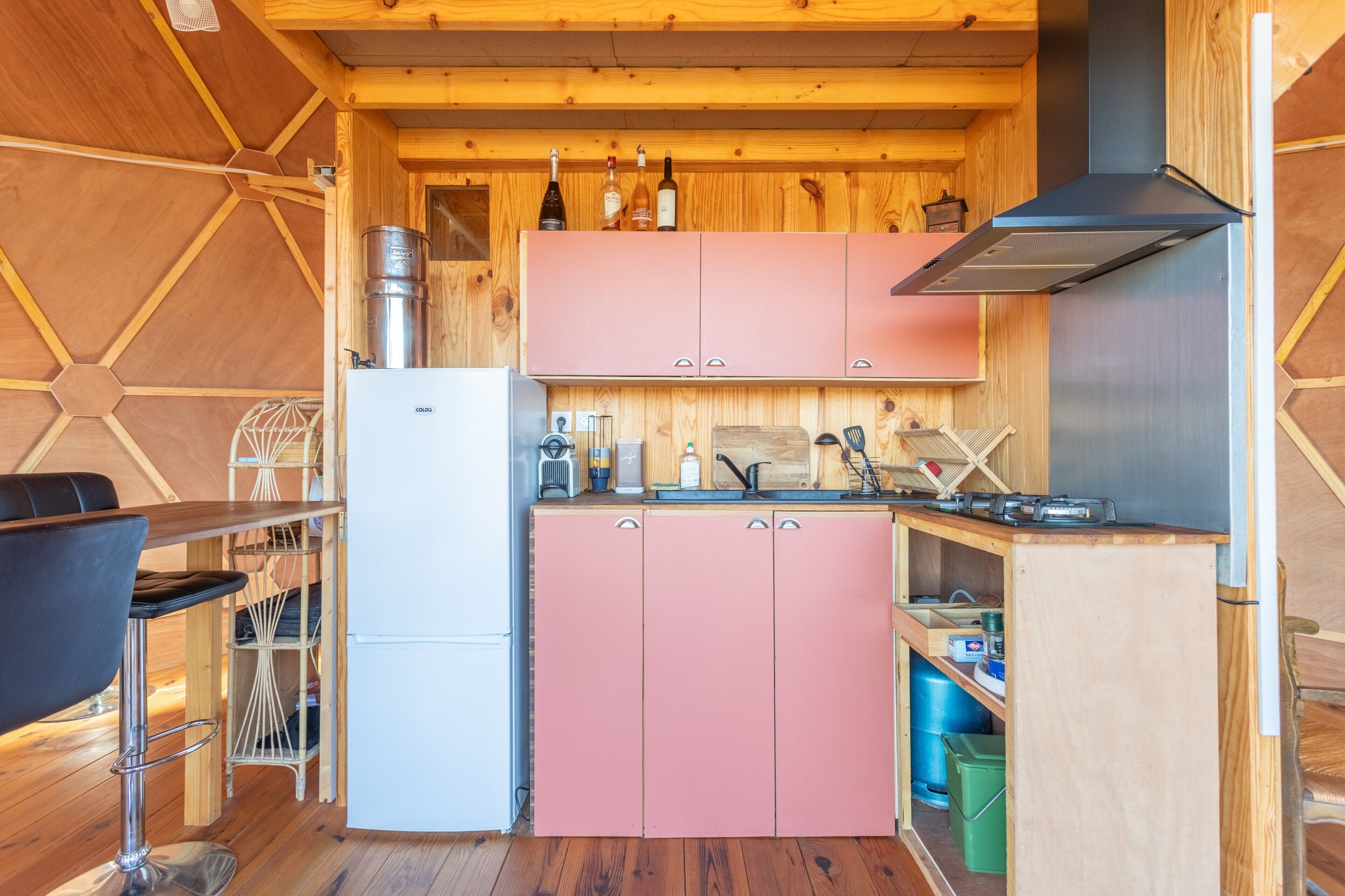 Fridge, stovetop, coffee/tea maker, electric kettle