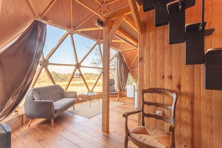 Interior. Holiday Home 'Dôme Géodésique Insolite Confort' with Private Garden and Wi-Fi