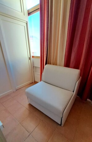 Ropa de cama de alta calidad, escritorio, cunas y wifi gratis 