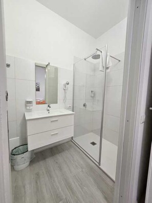 Deluxe Triple Room, City View | Bathroom | Shower, free toiletries, hair dryer, towels - Affittacamere Miri (Cagliari)