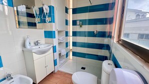 Üç Kişilik Oda, Şehir Manzaralı | Banyo