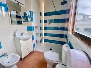 Trippelrum - utsikt mot staden | Badrum | Dusch, gratis toalettartiklar, hårtork och handdukar