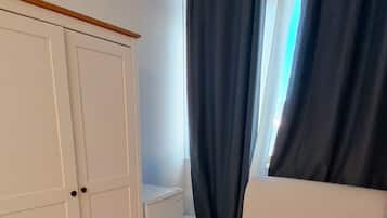 Driepersoonskamer, uitzicht op de stad | Luxe beddengoed, een bureau, babybedden (toeslag), gratis wifi