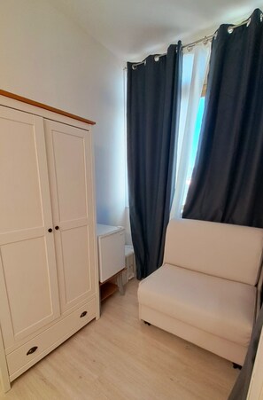 Driepersoonskamer, uitzicht op de stad | Luxe beddengoed, een bureau, babybedden (toeslag), gratis wifi