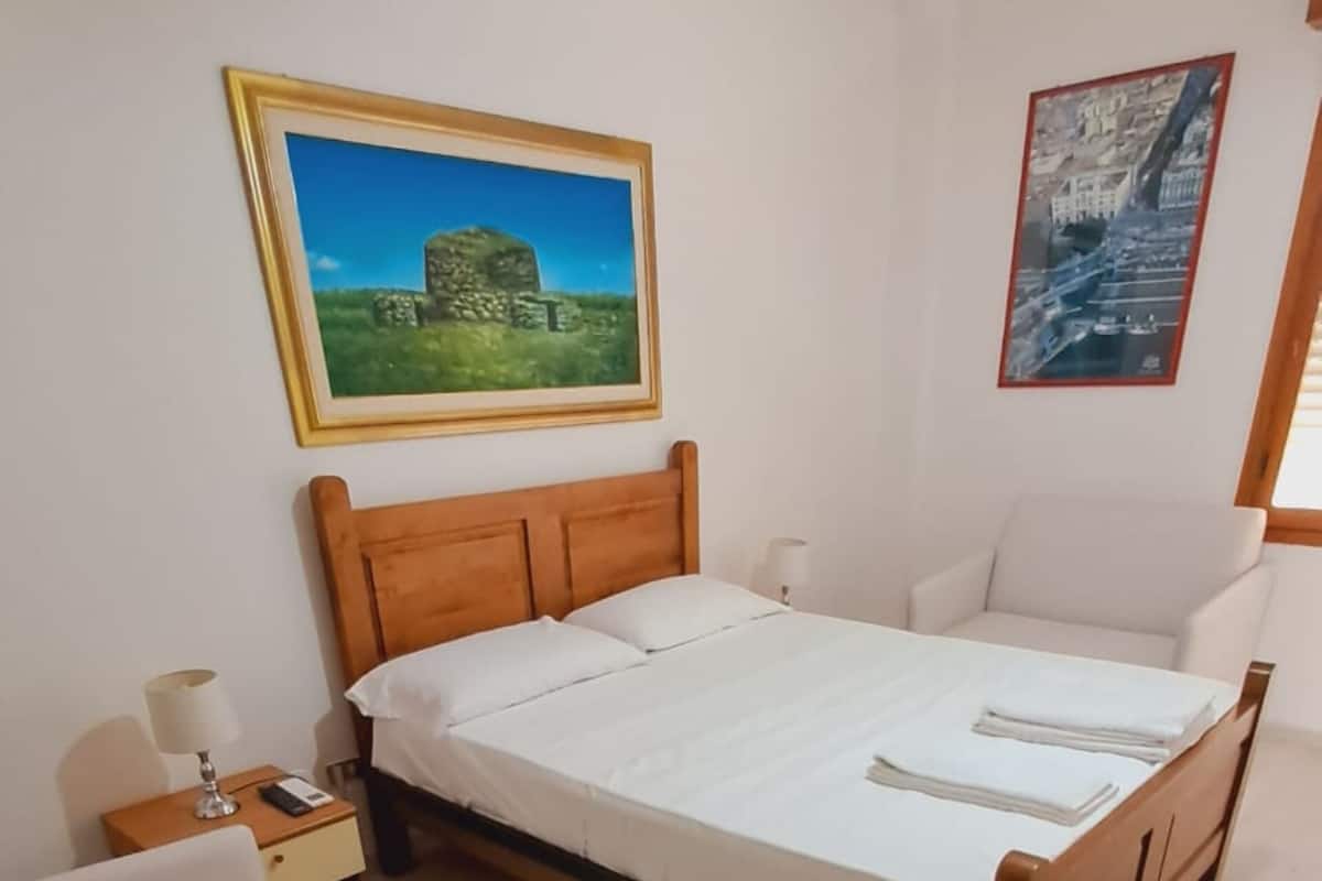 Quarto quádruplo, várias camas | Escrivaninha, Wi-Fi de cortesia