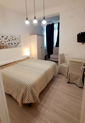 Driepersoonskamer, uitzicht op de stad | Luxe beddengoed, een bureau, babybedden (toeslag), gratis wifi