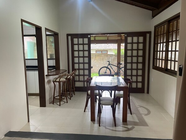 Căn hộ Deluxe, sân hiên, quang cảnh biển | Nôi (giường cho trẻ sơ sinh) miễn phí, giường gấp/giường phụ (phụ phí) 