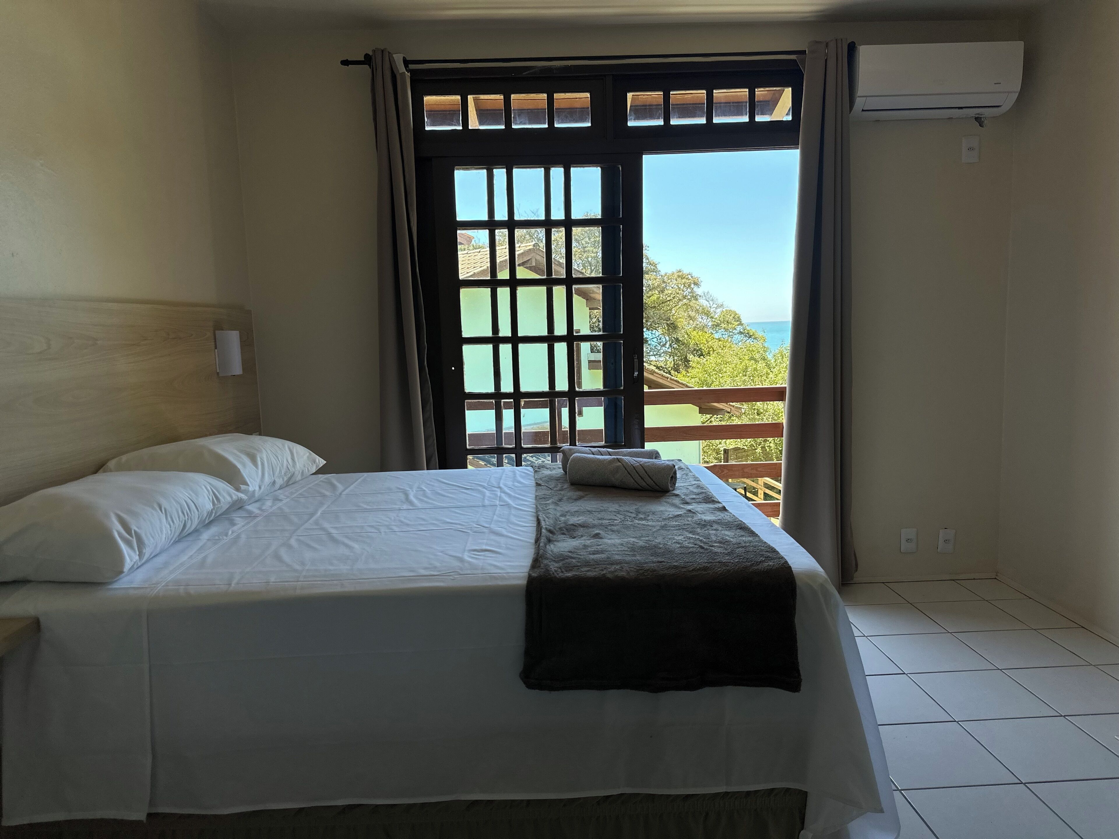 Free cots/infant beds, rollaway beds, free WiFi, bed sheets