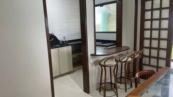 Departamento Deluxe, patio, vista al mar | Cunas gratuitas, camas extra, wifi gratis y ropa de cama