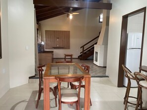 Departamento Deluxe, patio, vista al mar | Cunas gratuitas, camas extra, wifi gratis y ropa de cama 