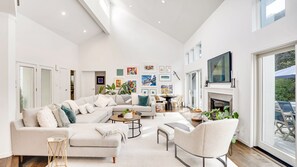 TV connectée, cheminée, chaîne hi-fi