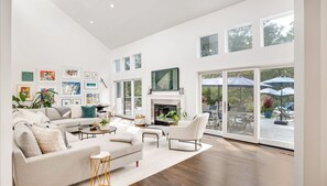 TV connectée, cheminée, chaîne hi-fi