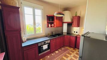 Fridge, microwave, coffee/tea maker, toaster