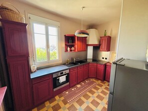 Køleskab, mikrobølgeovn, ovn, kaffe-/temaskine