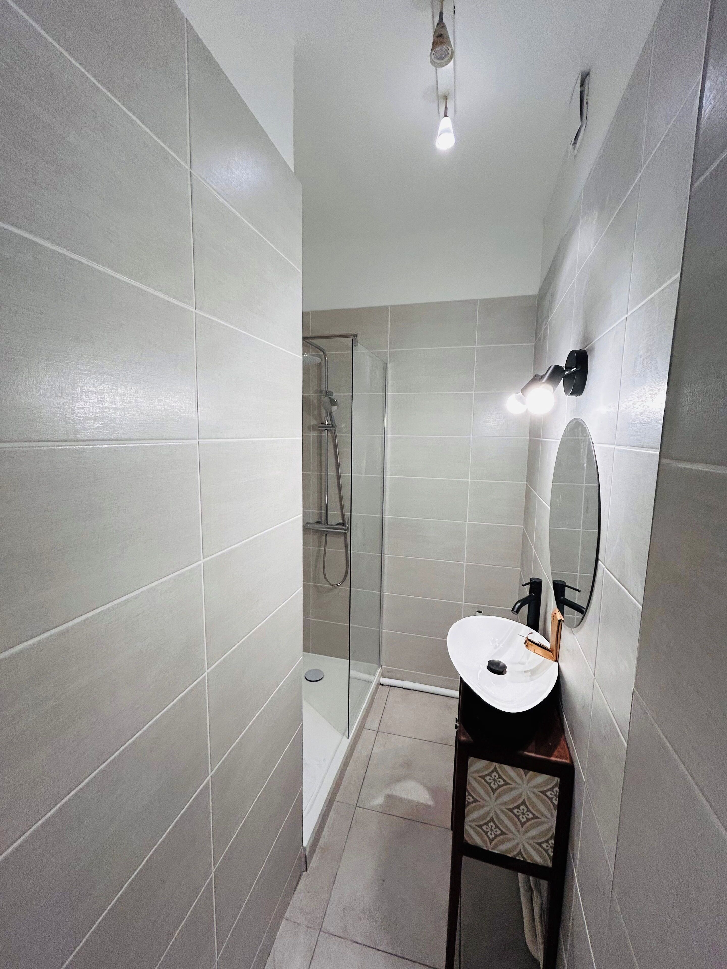 Een haardroger, handdoeken