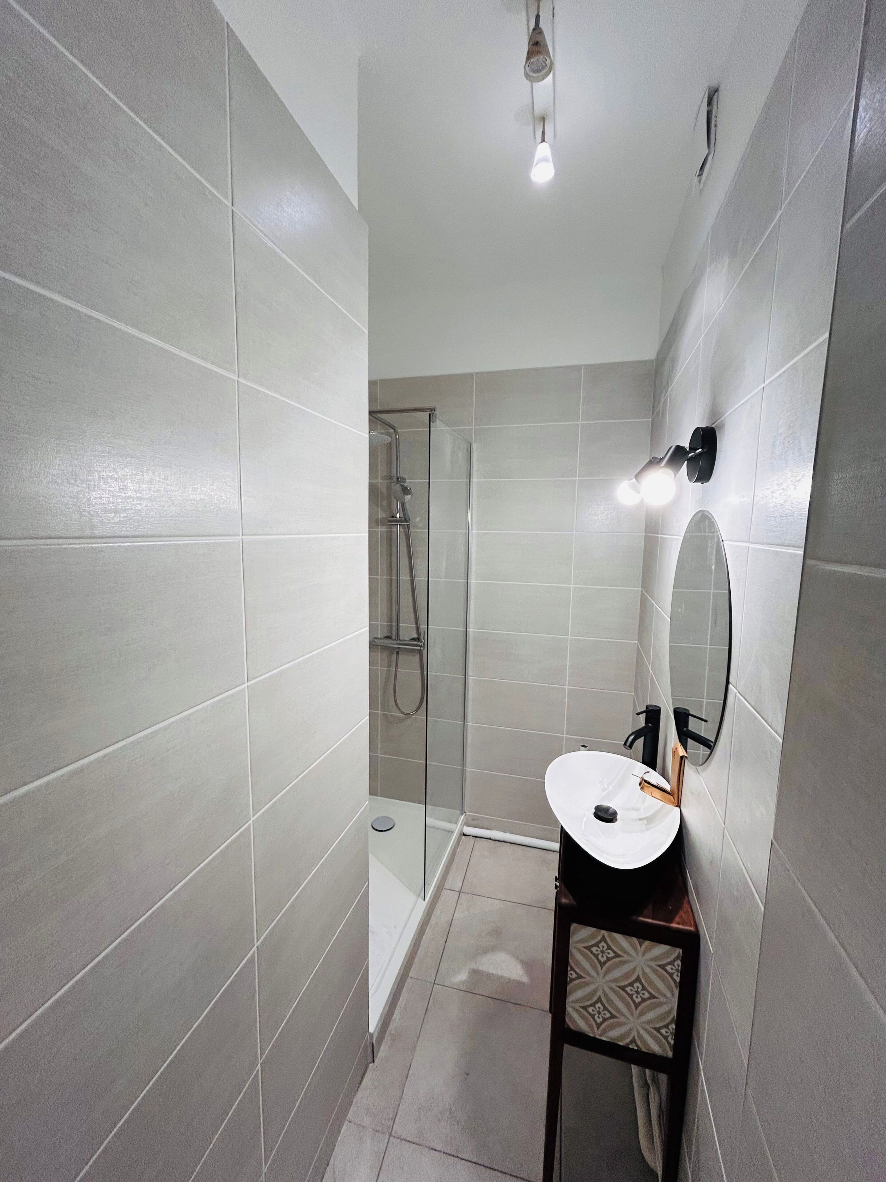 Sèche-cheveux, serviettes fournies