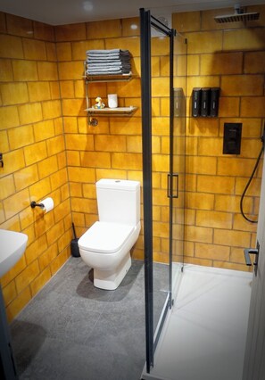 Dusche, Haartrockner, Handtücher, Seife