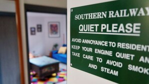 Ein Schild mit Anweisungen für Fahrgäste der Southern Railway: Ruhe bewahren und Rauchen sowie Dampf vermeiden.