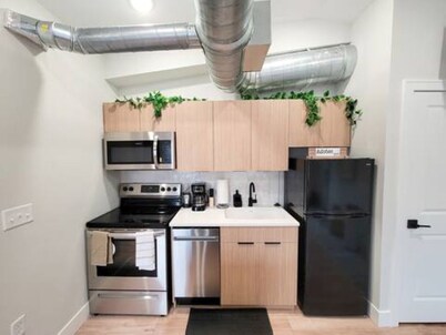 OTR by TQL+Studio+Queen Bed+50inTV+4th Fl+Sleeps 3ppl