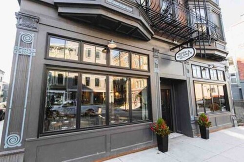 OTR by TQL+Studio+Queen Bed+50inTV+4th Fl+Sleeps 3ppl