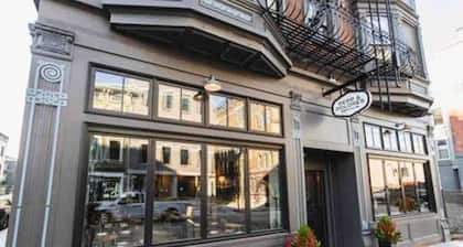 OTR by TQL+Studio+Queen Bed+50inTV+4th Fl+Sleeps 3ppl
