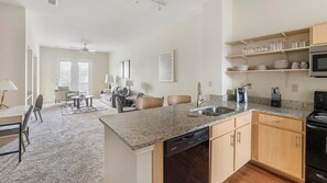 Kjøleskap og spisebord