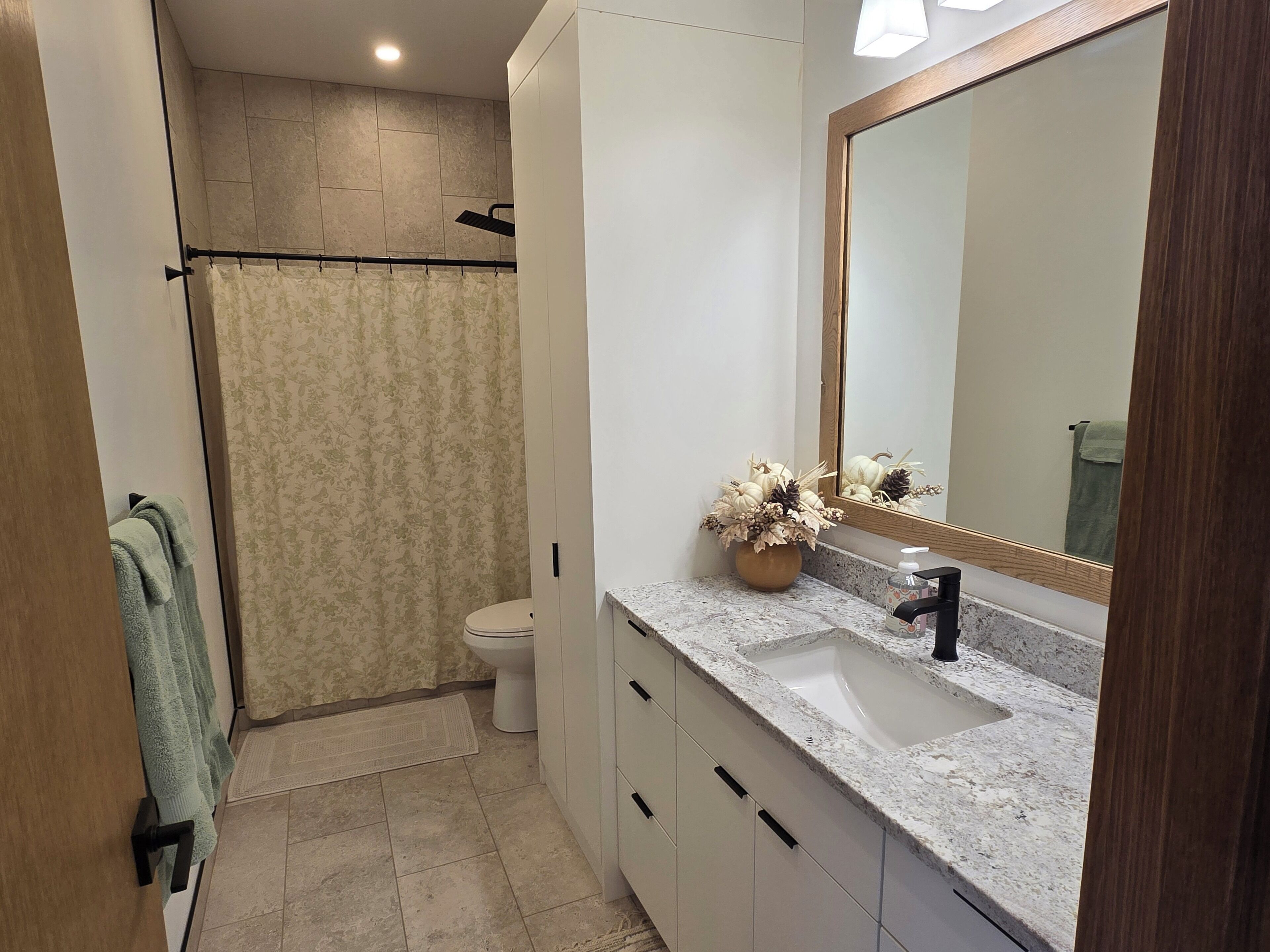 Suihku, hiustenkuivaaja, pyyhkeet, saippua