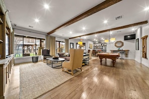 Living area - Landing | Beautiful 1BD, Pool, Gym (New Braunfels)