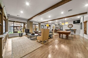 Living area - Landing | Chic 1BD, Gym, Pool (New Braunfels)