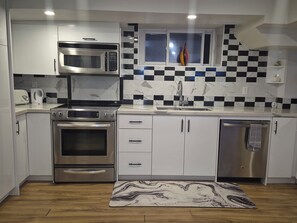 Mikrobølgeovn, ovn, kokeplater og oppvaskmaskin