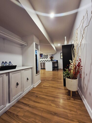 Elite Modern Escape | 2BR Close Water Front, Go Train, TTC & 401