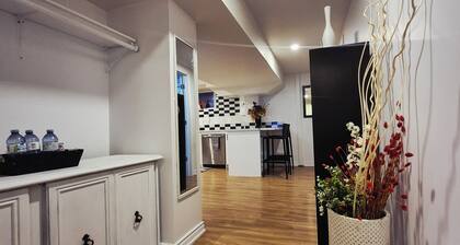 Elite Modern Escape | 2BR Close Water Front, Go Train, TTC & 401
