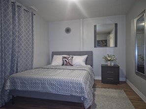 2 bedrooms, iron/ironing board, WiFi, bed sheets - Elite Modern Escape | 2BR Close Water Front, Go Train, TTC & 401 (Toronto)