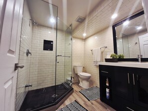 Dusj, hårføner, håndklær og såpe