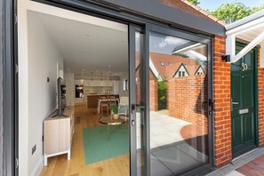 Outdoor dining - 3bd Stylish Modern l FREE Parking (Coulsdon)