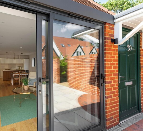 Outdoor dining - 3bd Stylish Modern l FREE Parking (Coulsdon)