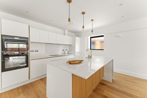 Private kitchen - 3bd Stylish Modern l FREE Parking (Coulsdon)