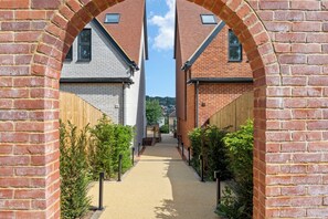 Property grounds - 3bd Stylish Modern l FREE Parking (Coulsdon)